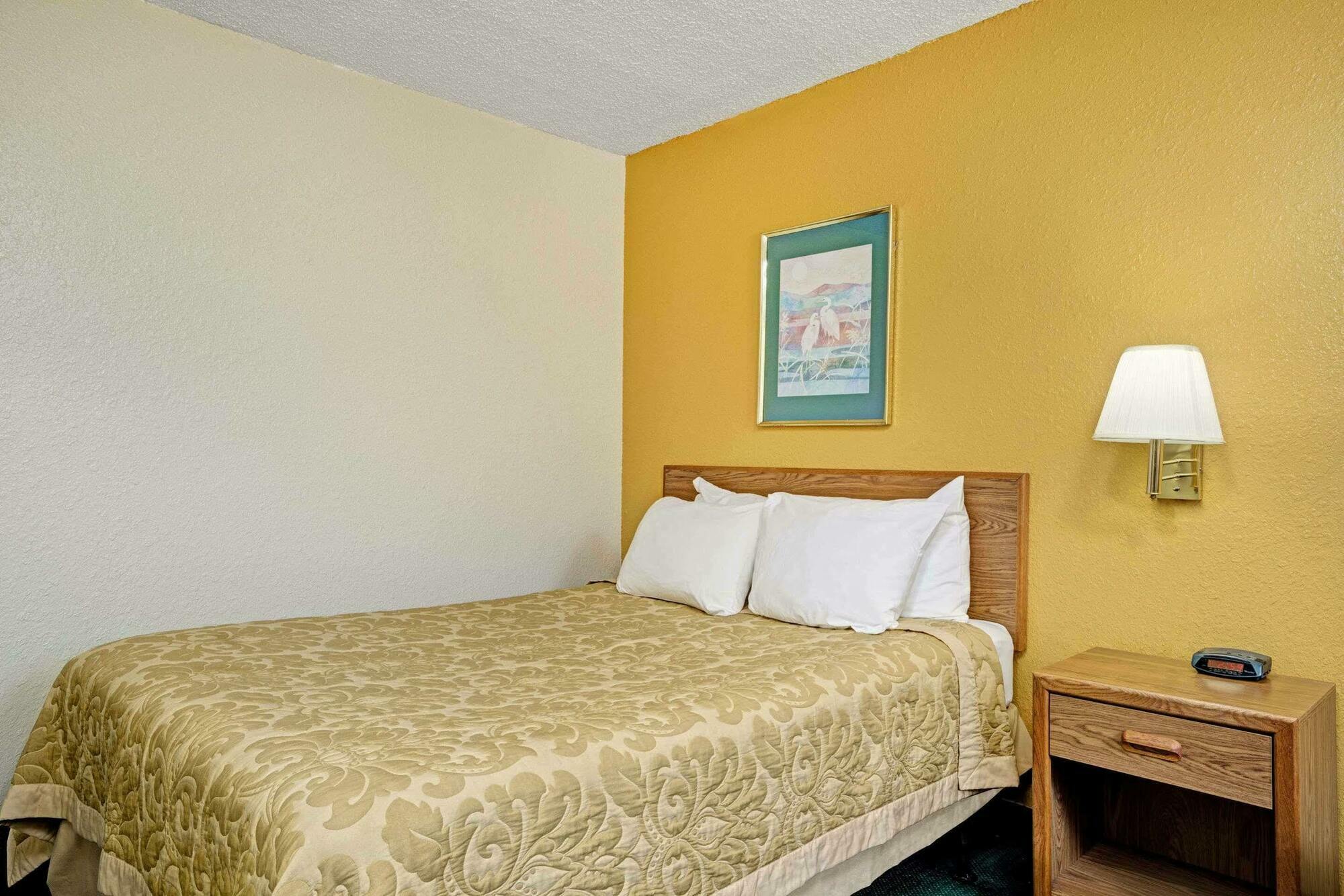 Super 8 By Wyndham Moorhead Hotel Exterior photo